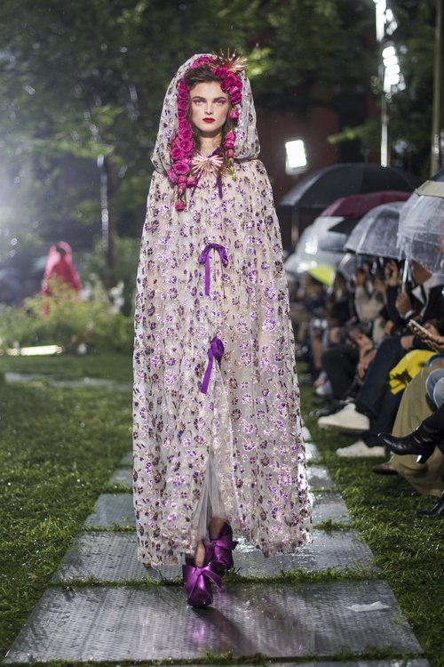 Vestido con capucha de flores de Rodarte primavera/verano 2019 en la New York Fashion Week