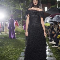 Vestido negro con pedrería de Rodarte primavera/verano 2019 en la New York Fashion Week