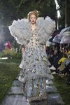 Vestido azul con volantes de tul de Rodarte primavera/verano 2019 en la New York Fashion Week