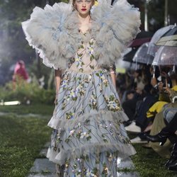 Vestido azul con volantes de tul de Rodarte primavera/verano 2019 en la New York Fashion Week