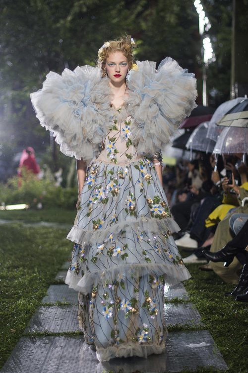 Vestido azul con volantes de tul de Rodarte primavera/verano 2019 en la New York Fashion Week