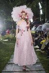 Vestido rosa cuarzo de Rodarte primavera/verano 2019 en la New York Fashion Week