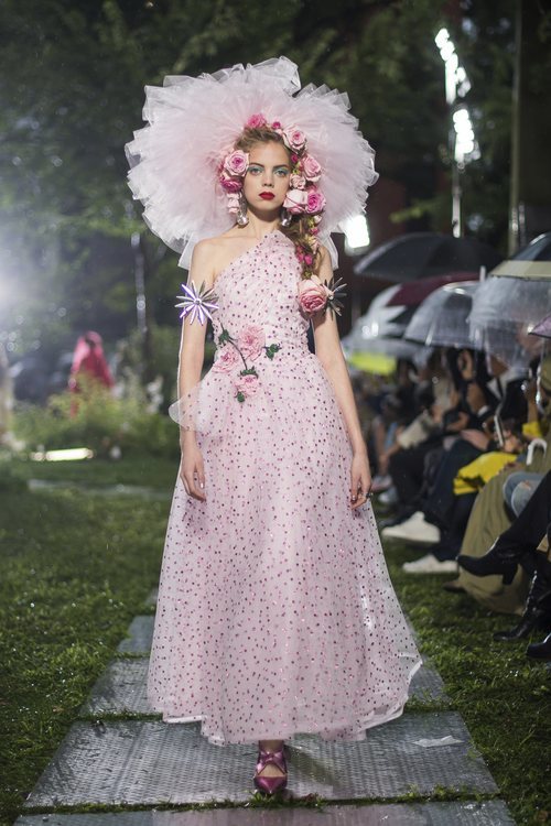 Vestido rosa cuarzo de Rodarte primavera/verano 2019 en la New York Fashion Week