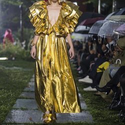 Vestido metalizado en dorado de Rodarte primavera/verano 2019 en la New York Fashion Week