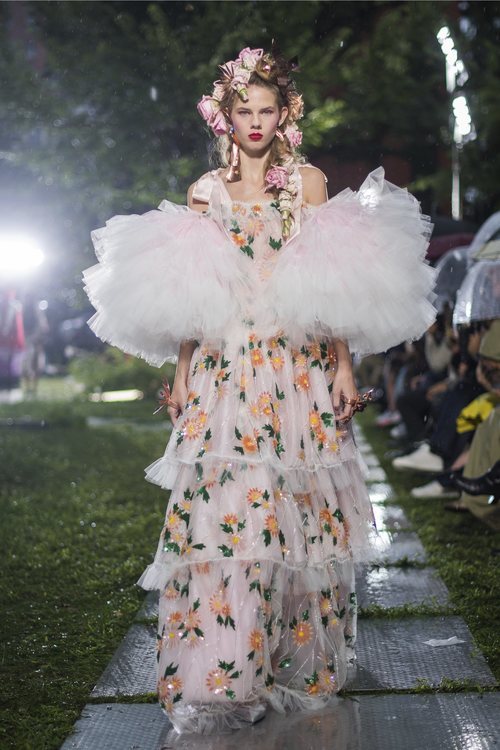 Vestido de flores con volumen de Rodarte primavera/verano 2019 en la New York Fashion Week