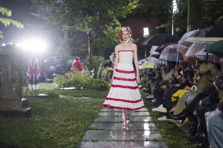 Vestido blanco con rayas rojas de Rodarte primavera/verano 2019 en la New York Fashion Week
