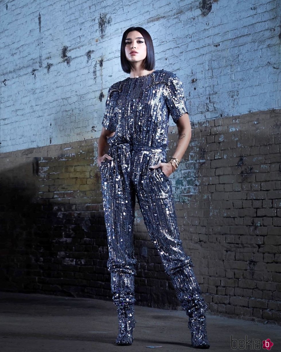 Dua Lipa con un outfit metalizado de Alberta Ferretti