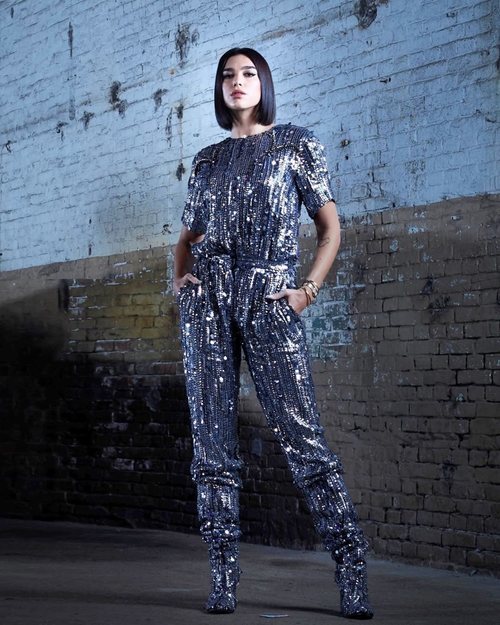 Dua Lipa con un outfit metalizado de Alberta Ferretti