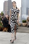Vestido geométrico de Oscar de la Renta primavera/verano 2019 en la New York Fashion Week