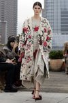 Caftán de flores de Oscar de la Renta primavera/verano 2019 en la New York Fashion Week