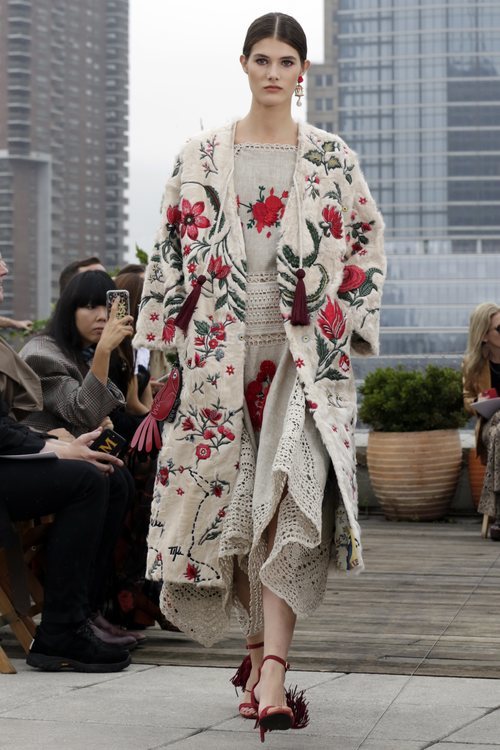 Caftán de flores de Oscar de la Renta primavera/verano 2019 en la New York Fashion Week