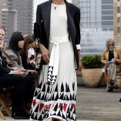 Vestido blanco estampado de Oscar de la Renta primavera/verano 2019 en la New York Fashion Week
