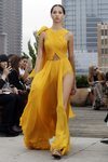 Vestido amarillo 'cut out' de Oscar de la Renta primavera/verano 2019 en la New York Fashion Week