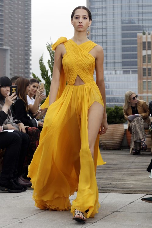 Vestido amarillo 'cut out' de Oscar de la Renta primavera/verano 2019 en la New York Fashion Week