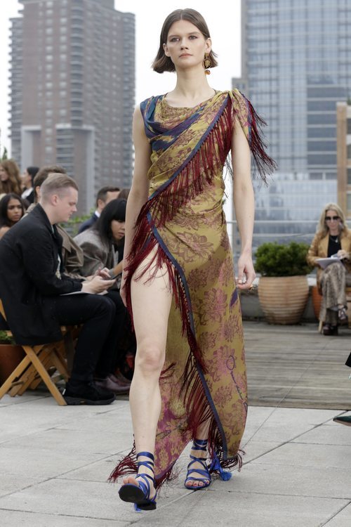Vestido con flecos de Oscar de la Renta primavera/verano 2019 en la New York Fashion Week