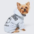 Sudadera para perro diseñada por Moschino para H&M