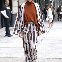 Olivia Palermo con un conjunto estampado en Nueva York