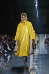 Abrigo amarillo de Marc Jacobs primavera 2019 en la New York Fashion Week