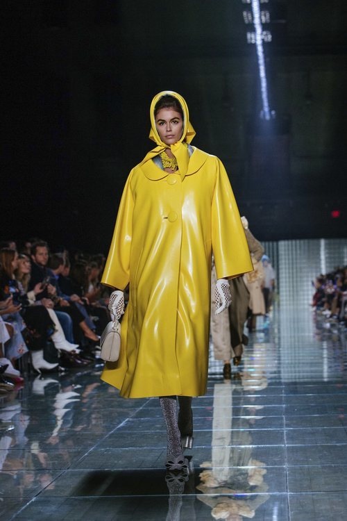 Abrigo amarillo de Marc Jacobs primavera 2019 en la New York Fashion Week