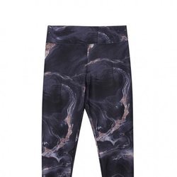 Leggings estampados de la colección cápsula de Oysho con Everlast