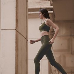 Top y leggin verde de la colección Wild Thoughts de marca Oysho