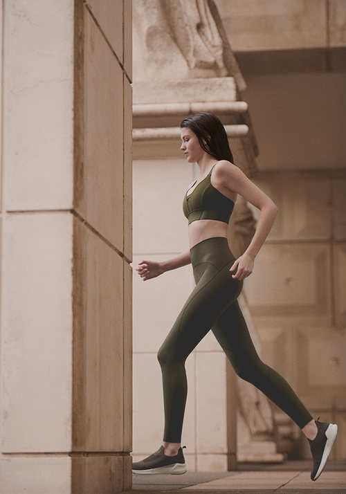 Top y leggin verde de la colección Wild Thoughts de marca Oysho