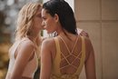 Top cruzado mostaza de la colección Wild Thoughts de marca Oysho