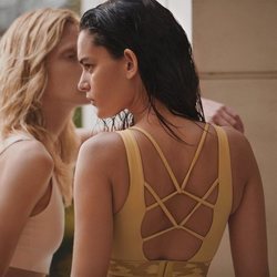Top cruzado mostaza de la colección Wild Thoughts de marca Oysho