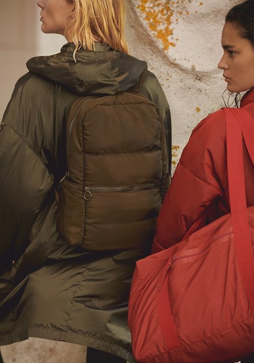 Chaqueta de plumas y bolsas de deporte de la colección Wild Thoughts de marca Oysho
