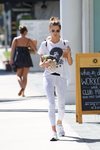 Alessandra Ambrosio luce estilo deportivo en Los Ángeles