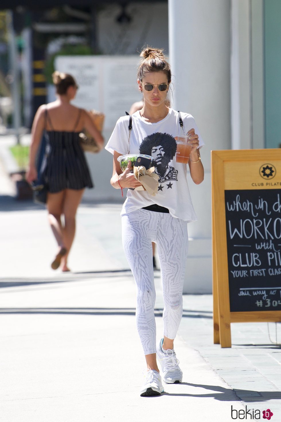Alessandra Ambrosio luce estilo deportivo en Los Ángeles