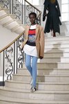 Americana camel de Victoria Beckham primavera/verano 2019 en la London Fashion Week