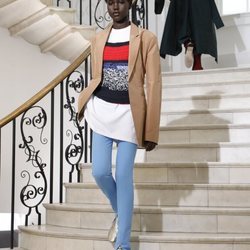Americana camel de Victoria Beckham primavera/verano 2019 en la London Fashion Week