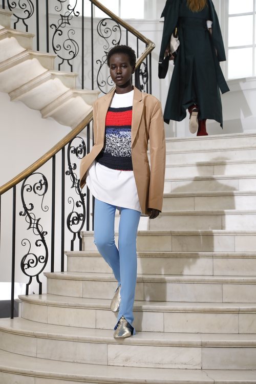 Americana camel de Victoria Beckham primavera/verano 2019 en la London Fashion Week