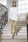Pantalones dorados de Victoria Beckham primavera/verano 2019 en la London Fashion Week