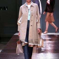 Irina Shayk desfilando para la colección primavera/verano 2019 de Burberry en la semana de la moda en Londres