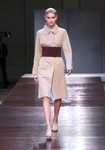 Modelo con una gabardina beige de la colección primavera/verano 2019 de Burberry presentada en la semana de la moda en Londres