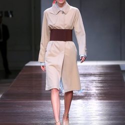 Modelo con una gabardina beige de la colección primavera/verano 2019 de Burberry presentada en la semana de la moda en Londres