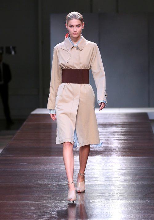 Modelo con una gabardina beige de la colección primavera/verano 2019 de Burberry presentada en la semana de la moda en Londres