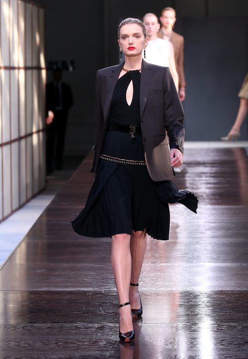 Vestido negro de la colección primavera/verano 2019 de Burberry presentada en la semana de la moda en Londres