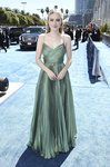 Dakota Fanning con un vestido verde en los Premios Emmy 2018