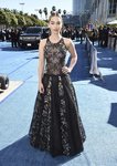 Emilia Clarke con un vestido de encaje floral en los Premios Emmy 2018
