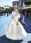 Penélope Cruz con un vestido blanco de flecos en los Premios Emmy 2018