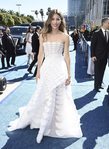 Jessica Biel con un vestido geométrico en los Premios Emmy 2018