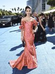 Hilaria Baldwin con un vestido anaranjado en los Premios Emmy 2018
