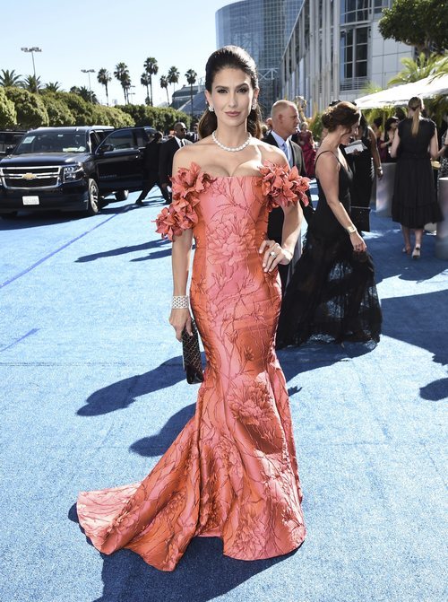 Hilaria Baldwin con un vestido anaranjado en los Premios Emmy 2018