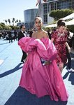 Tracee Ellis Ross con un vestido rosa fucsia en los Premios Emmy 2018