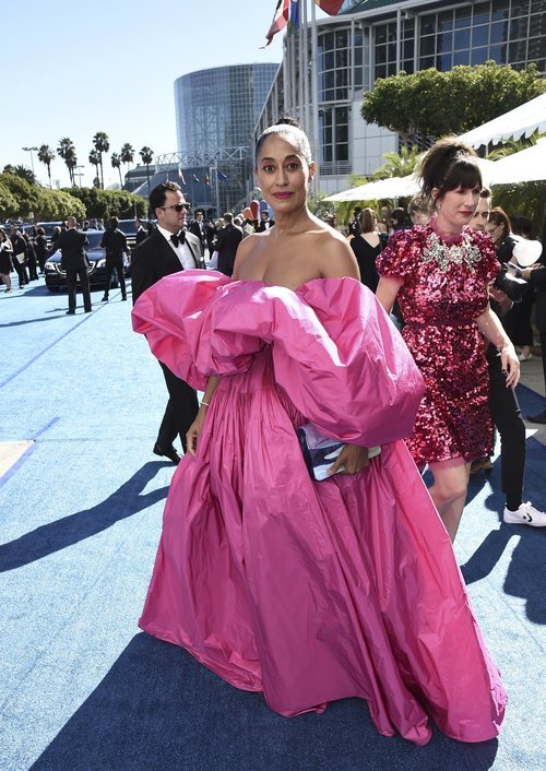 Tracee Ellis Ross con un vestido rosa fucsia en los Premios Emmy 2018