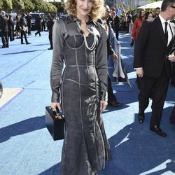 Laura Dern con un vestido color gris en los Premios Emmy 2018