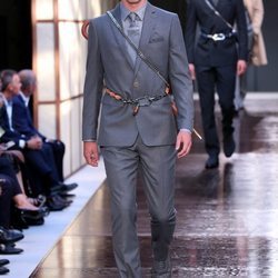 Traje de chaqueta gris de Burberry primavera/verano 2019 en la Semana de la Moda de Londres